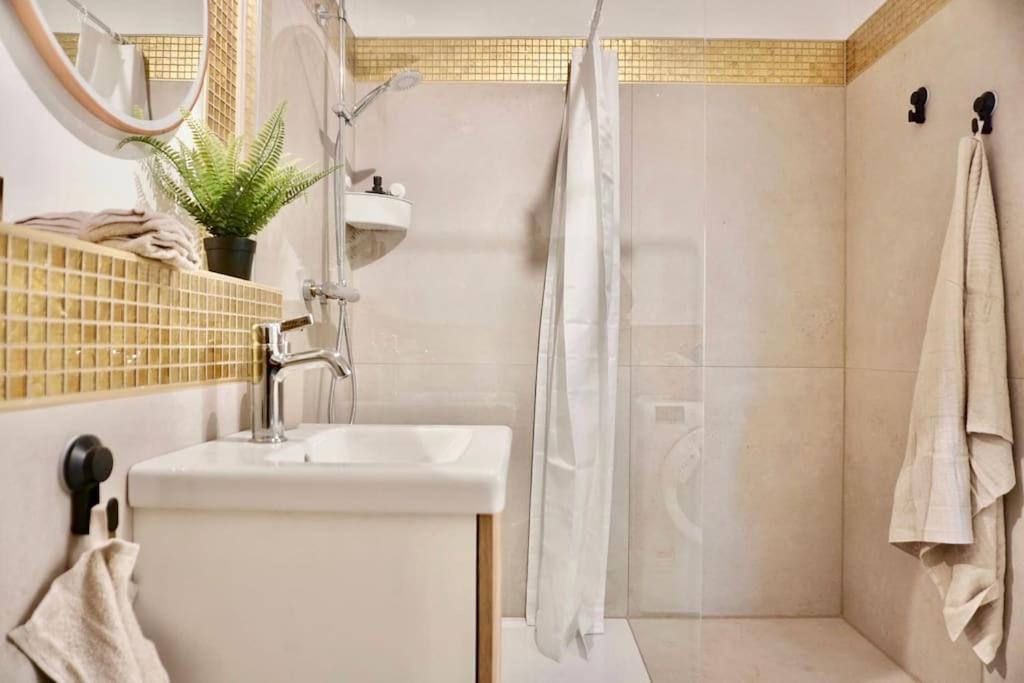 Neu Modernes Apartment In Top Lage, Free Parking Max 1,65M Hoehe Und 1,8M Breite Karlsruhe Dış mekan fotoğraf